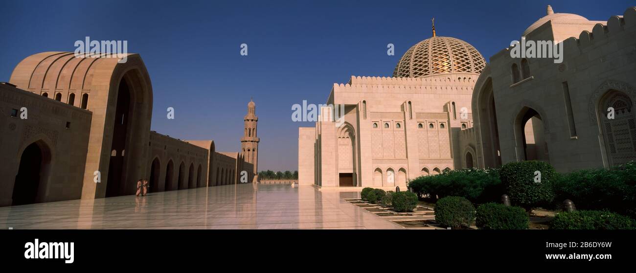 Patio de una mezquita, Gran Mezquita del Sultán Qaboos, Mascate, Omán Foto de stock