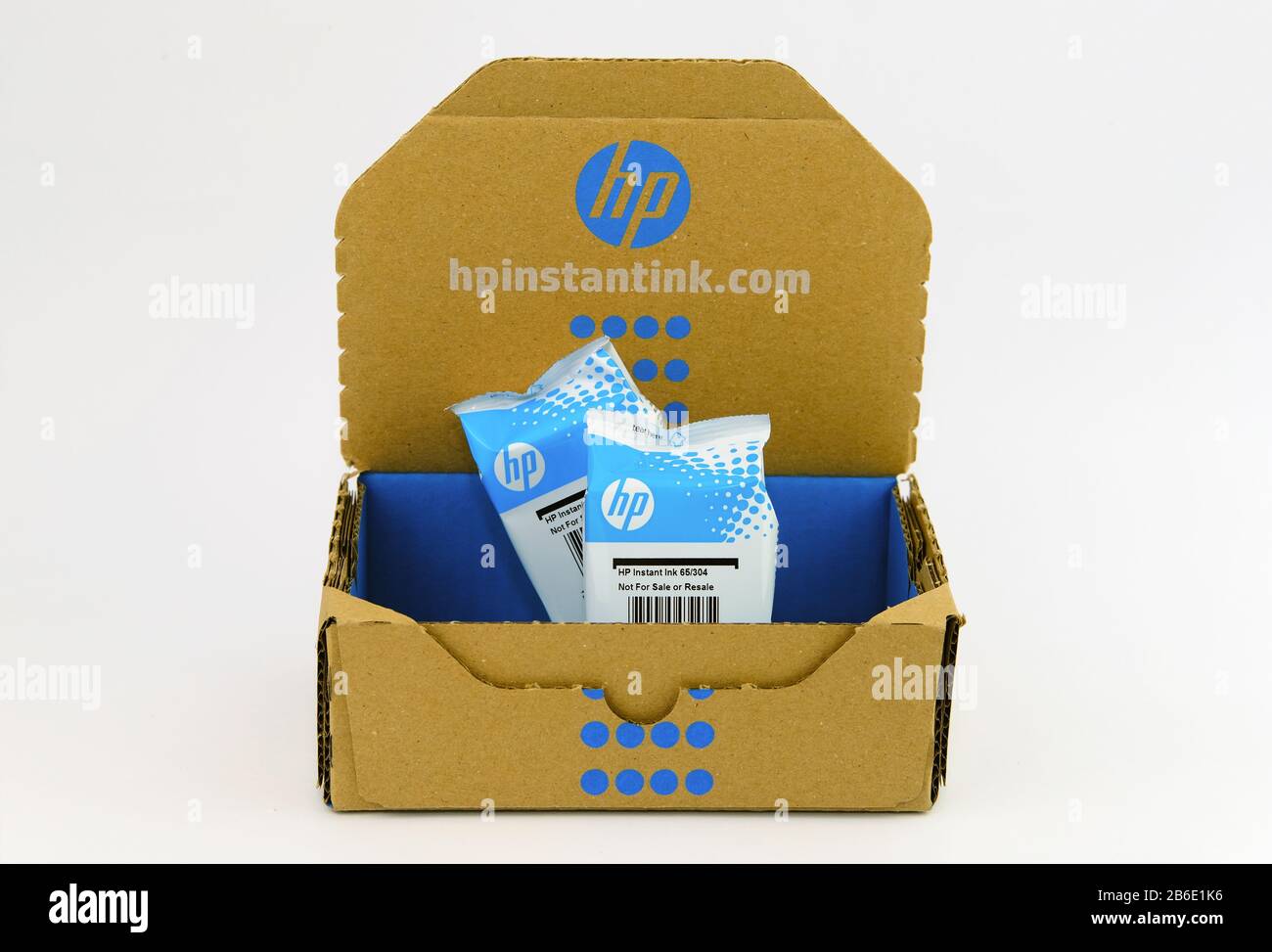 Caja de tinta HP Instant con cartuchos de impresora que recibe por correo postal en bases de suscripción. Foto de stock