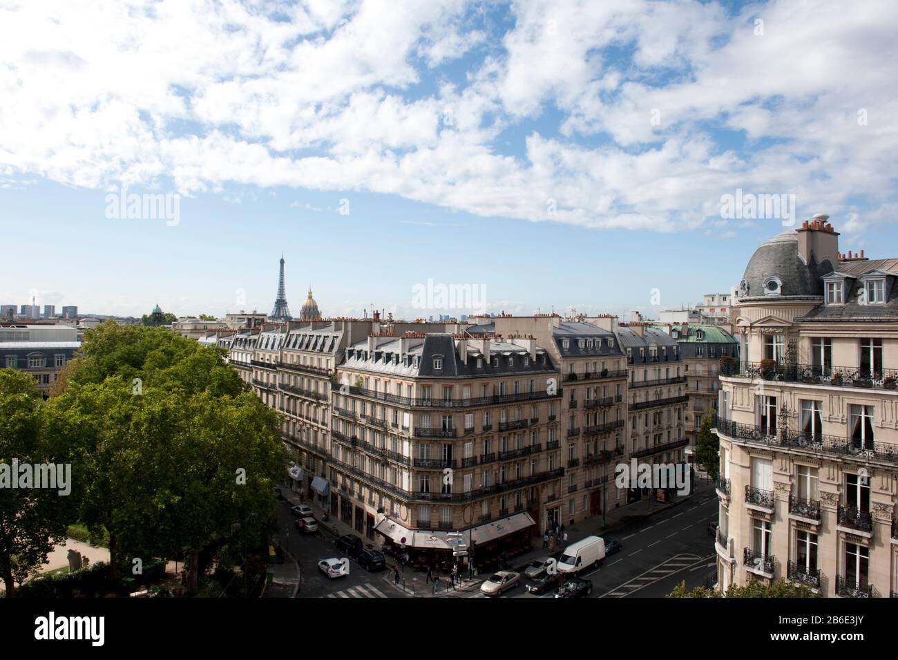 Cúpula de Invalides y Torre Eiffel vistas desde el sexto piso del Hotel Lutetia, Boulevard Raspail, distrito 6 de París, París, Isla de Francia, Francia Foto de stock