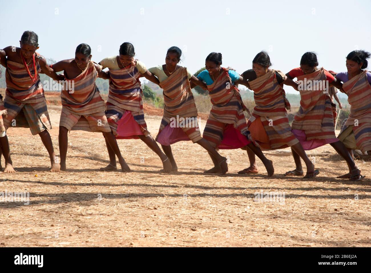 Mujeres tribales Gadaba bailando, Jeypore, Orissa, India Foto de stock