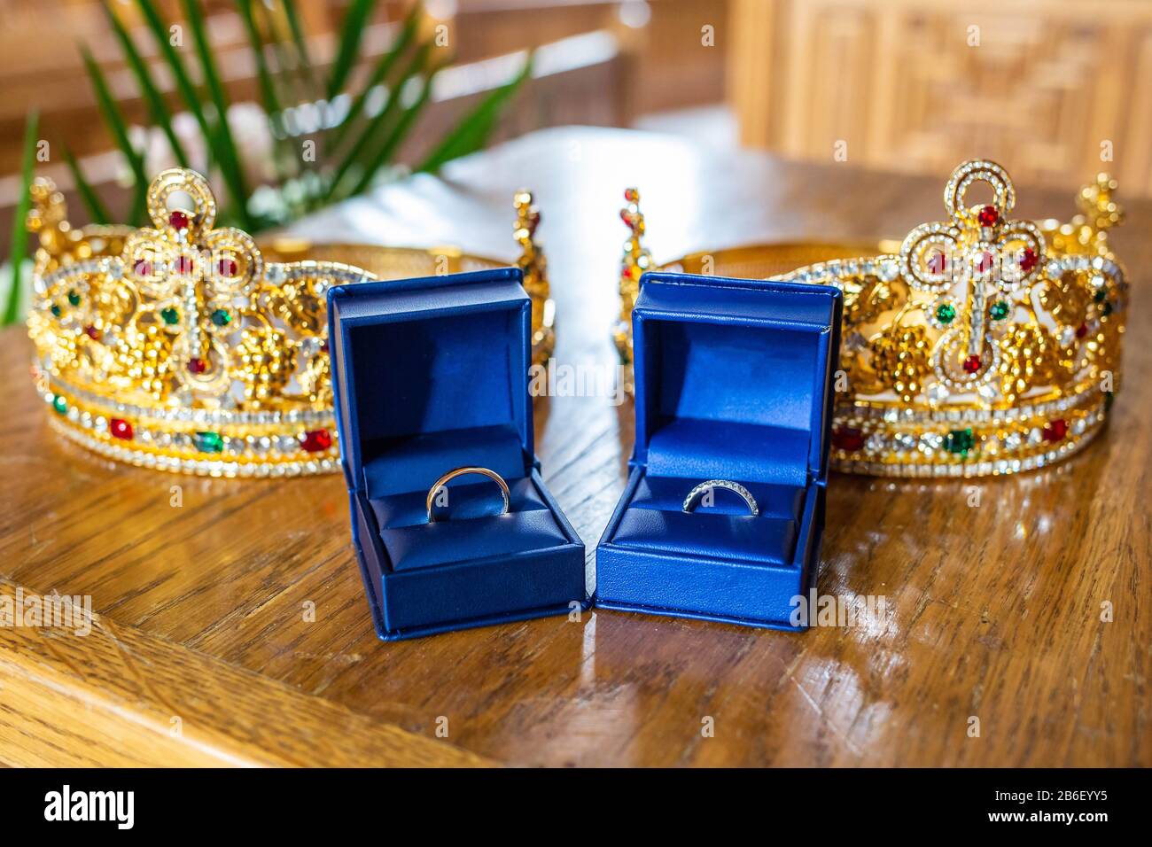 Par de anillos de boda en casos con coronas sagradas tradición ortodoxa de  boda nadie Fotografía de stock - Alamy