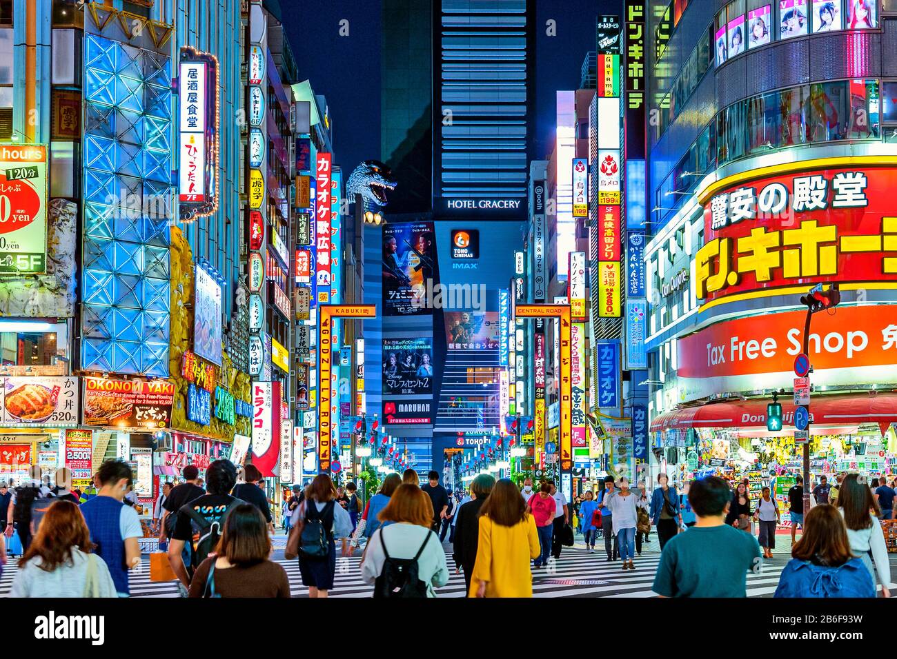 Kabukicho Shinjuku Godzilla Road Tokio Japón Noche de luces de neón Foto de stock