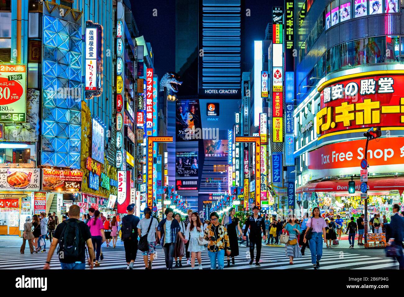Kabukicho Shinjuku Godzilla Road Tokio Japón Noche de luces de neón Foto de stock
