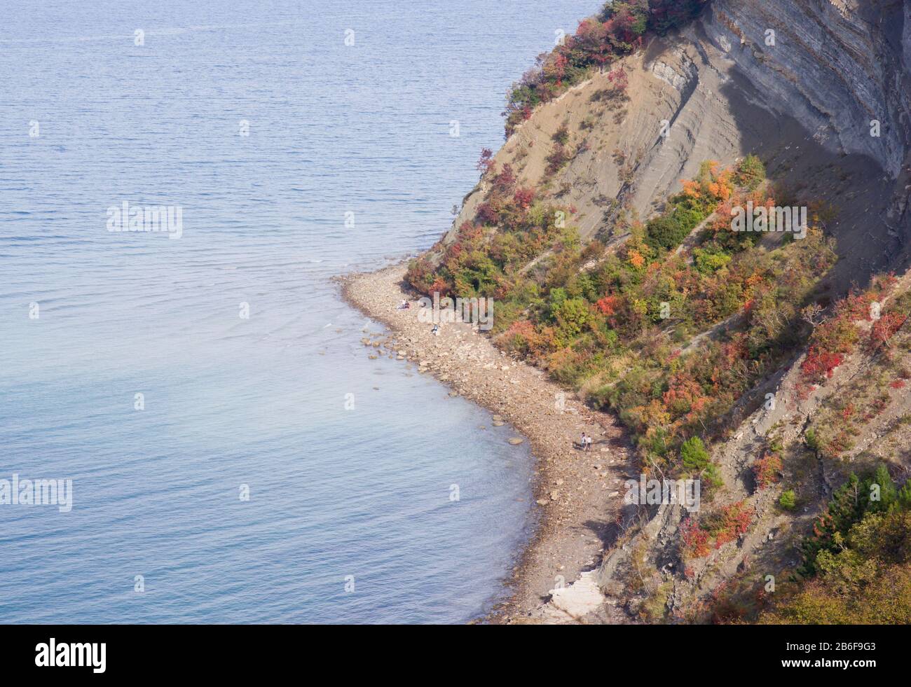 Colorida costa de acantilados en otoño, Mesecev zaliv, acantilado de flisch entre el cabo Kane y las salinas de Strunjan, la bahía de Trieste, Eslovenia, Europa mediterránea Foto de stock