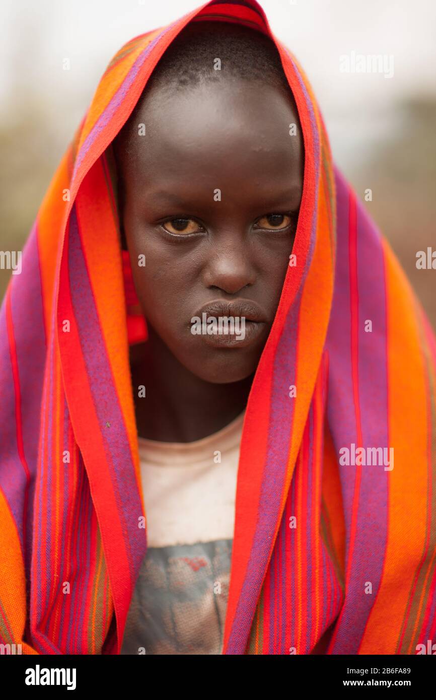 Mujer joven Maasai con shucka de colores. Foto de stock