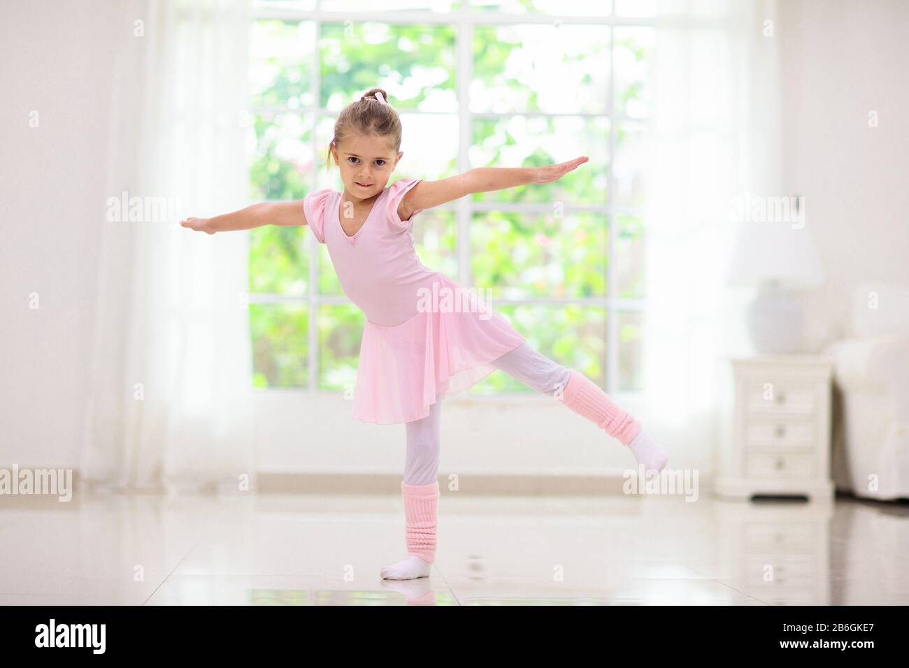 Niña En La Posición De Ballet Pequeña Bailarina En Tutú Azul Lección De  Danza Adorable De La Toma De La Muchacha De La Bailarina Foto de archivo -  Imagen de bailando, ejecutante