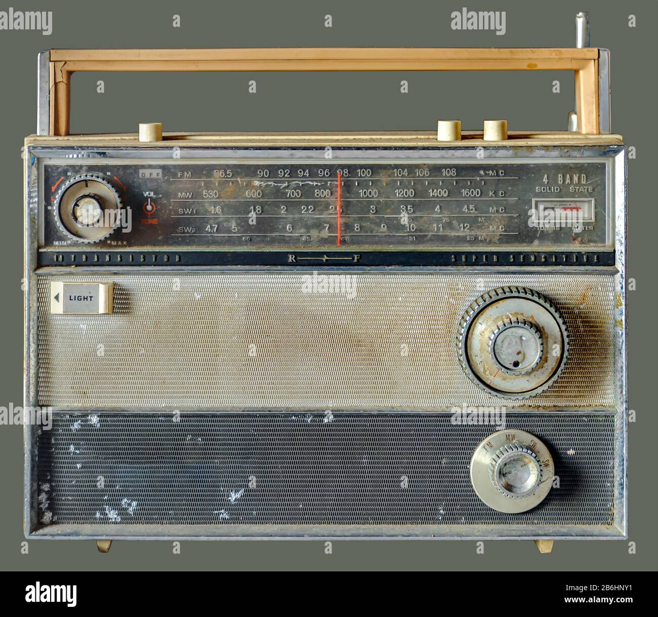 Antigua radio portátil sobre fondo verde oliva aislado con ruta de recorte  Fotografía de stock - Alamy