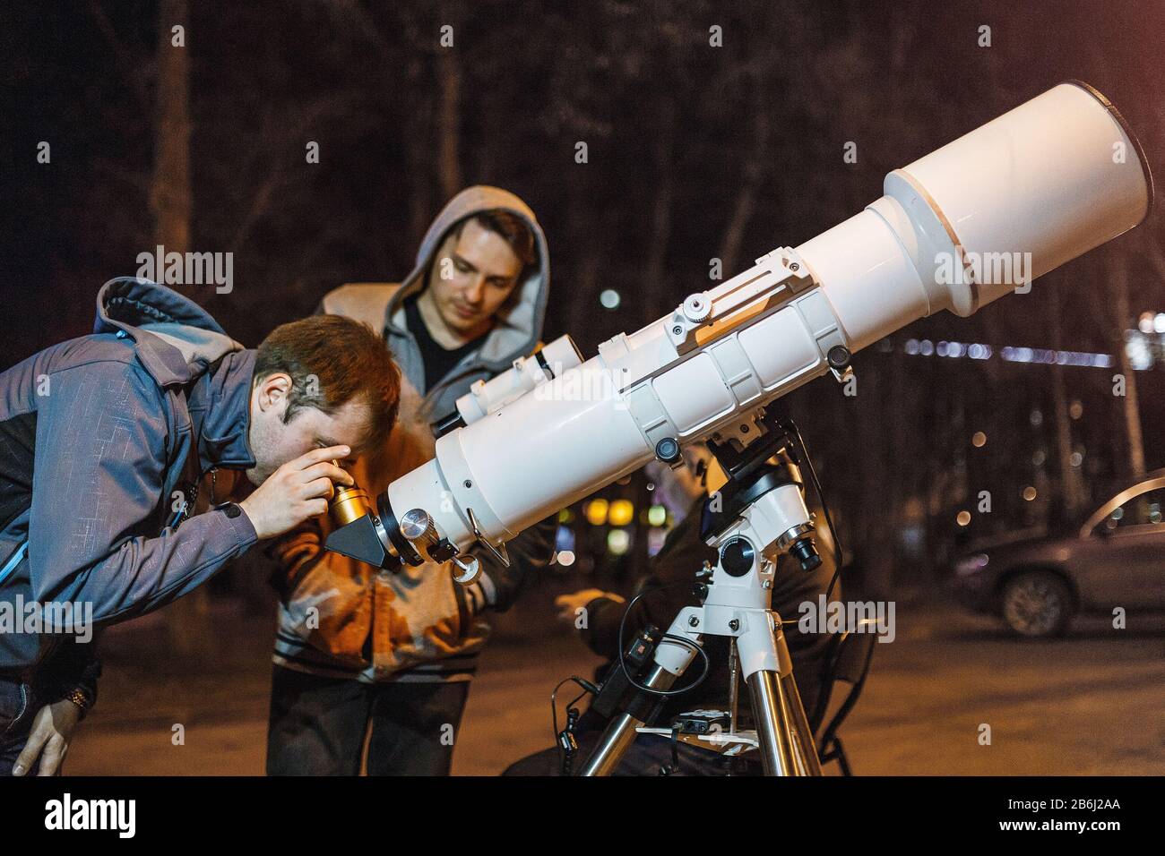 29 DE ABRIL de 2017, UFA, RUSIA: La gente viene a mirar las estrellas y la  luna en un telescopio profesional montado por astrónomos aficionados  locales Fotografía de stock - Alamy