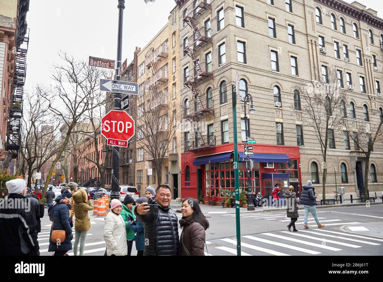Ciudad de Nueva York Manhattan turistas fuera del apartamento Friends tv show Foto de stock
