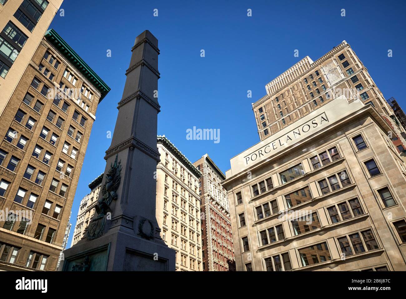 Ciudad de Nueva York Manhattan fachada neoclásica nuevo edificio PORCELANOSA en el distrito de la Quinta Avenida Flatiron y el monumento Mayor General Worth Foto de stock