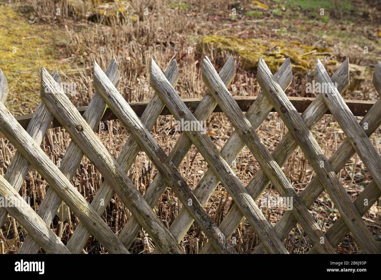 Acacia valla de madera en un jardín cerca de una casa rural Fotografía de  stock - Alamy