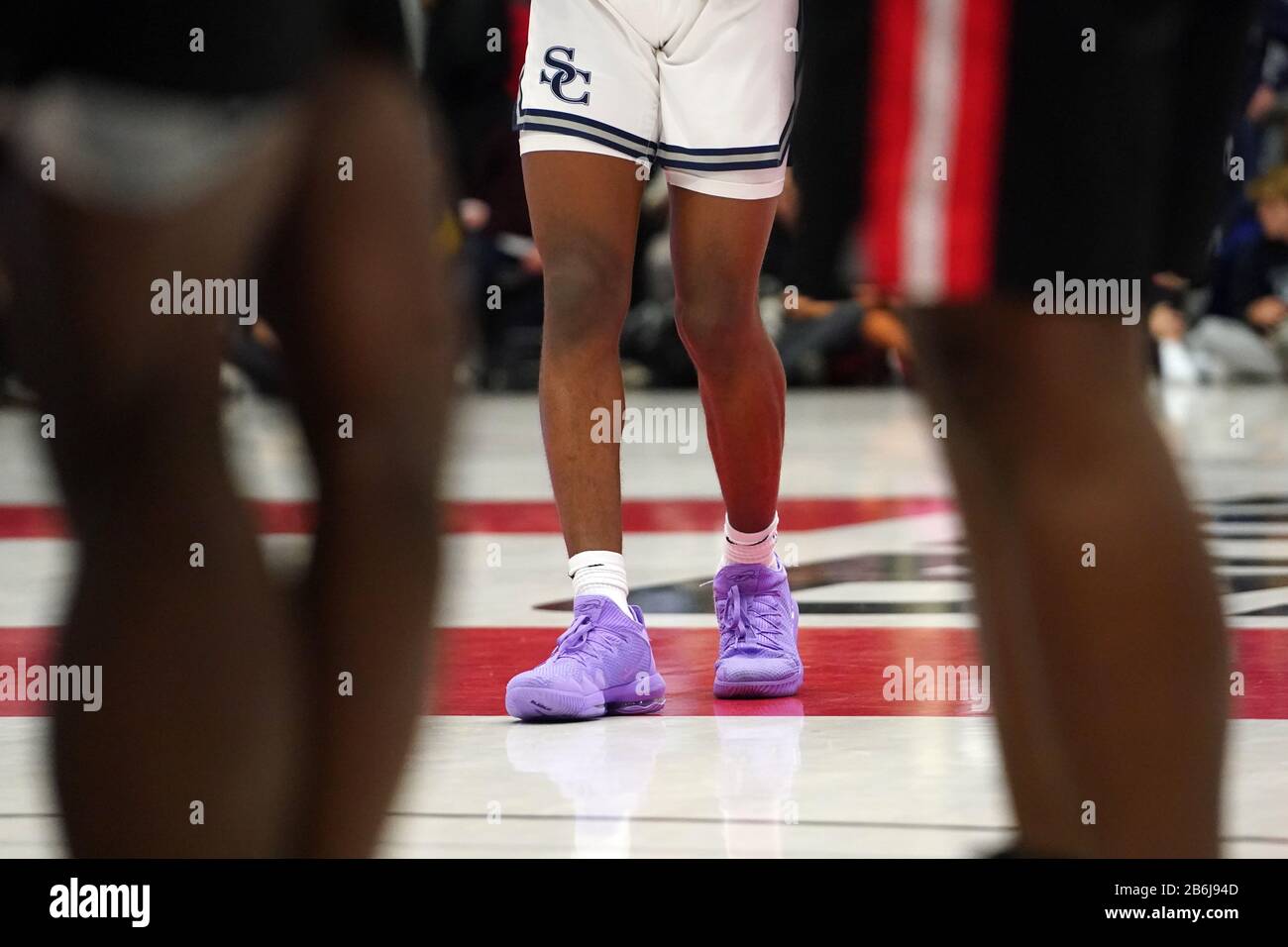 Vista detallada de las zapatillas Nike purple LeBron 16 la guardia de los Trailblazers de Sierra Canyon Bronny James (0) durante un partido de baloncesto de la final de la