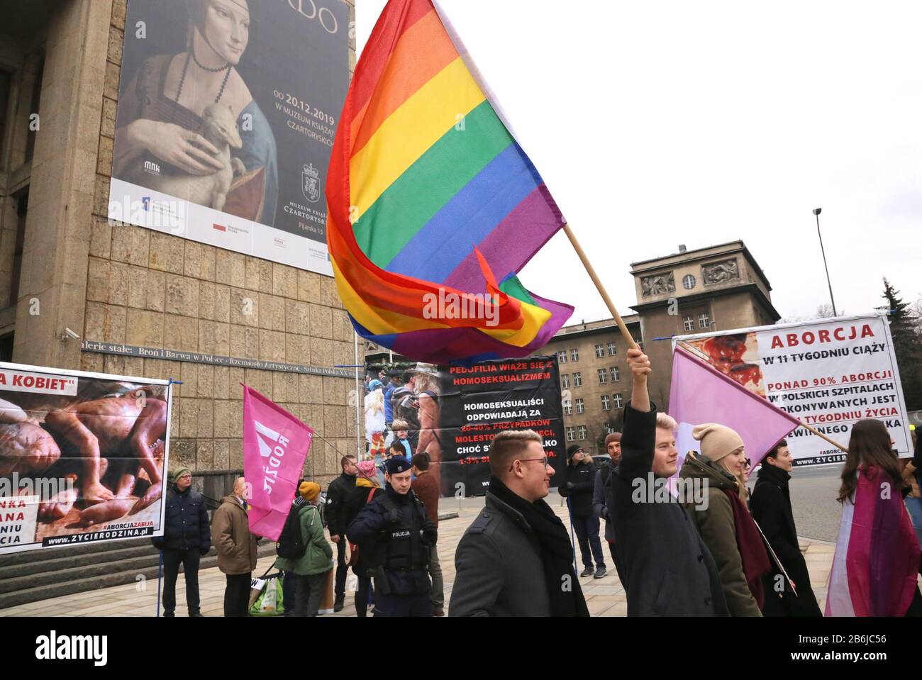 Cracovia. Cracovia. Polonia. Colector. Las mujeres se manifiestan por la igualdad de derechos en el día Internacional de la Mujer. Banners gráficos anti-elección en el fondo. Foto de stock