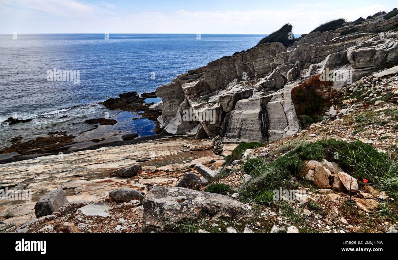 Isla de Thassos, , Grecia, Europa, se dice que durante la antigüedad, fue el reino de Aliki que tenía una gran población y un gran Port.During el siglo VII A.C. Además, la antigua dorp es de gran interés arqueológico.on el punto más alto, Hay los restos de dos basílicas paleo-cristianas del siglo V, Alykes es una península de intrest arqueológico Foto de stock