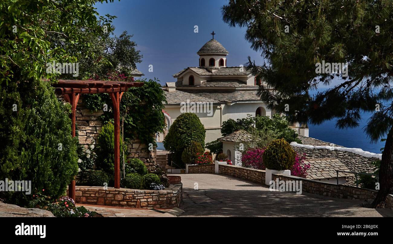 Isla de Thassos, Grecia, Europa, el Monasterio del Arcángel Miguel está situado en el camino a Alyki, a unos 25 km, al sur de Limenas, es el monasterio más grande y más famoso de Thassos y data del siglo 18, la interesante característica del Monasterio que es exclusivamente femenino, Es que está construido en el borde de un acantilado y ofrece vistas espectaculares del mar Egeo Foto de stock