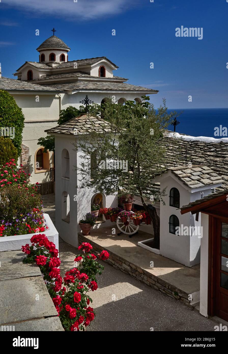 Isla de Thassos, Grecia, Europa, el Monasterio del Arcángel Miguel está situado en el camino a Alyki, a unos 25 km, al sur de Limenas, es el monasterio más grande y más famoso de Thassos y data del siglo 18, la interesante característica del Monasterio que es exclusivamente femenino, Es que está construido en el borde de un acantilado y ofrece vistas espectaculares del mar Egeo Foto de stock