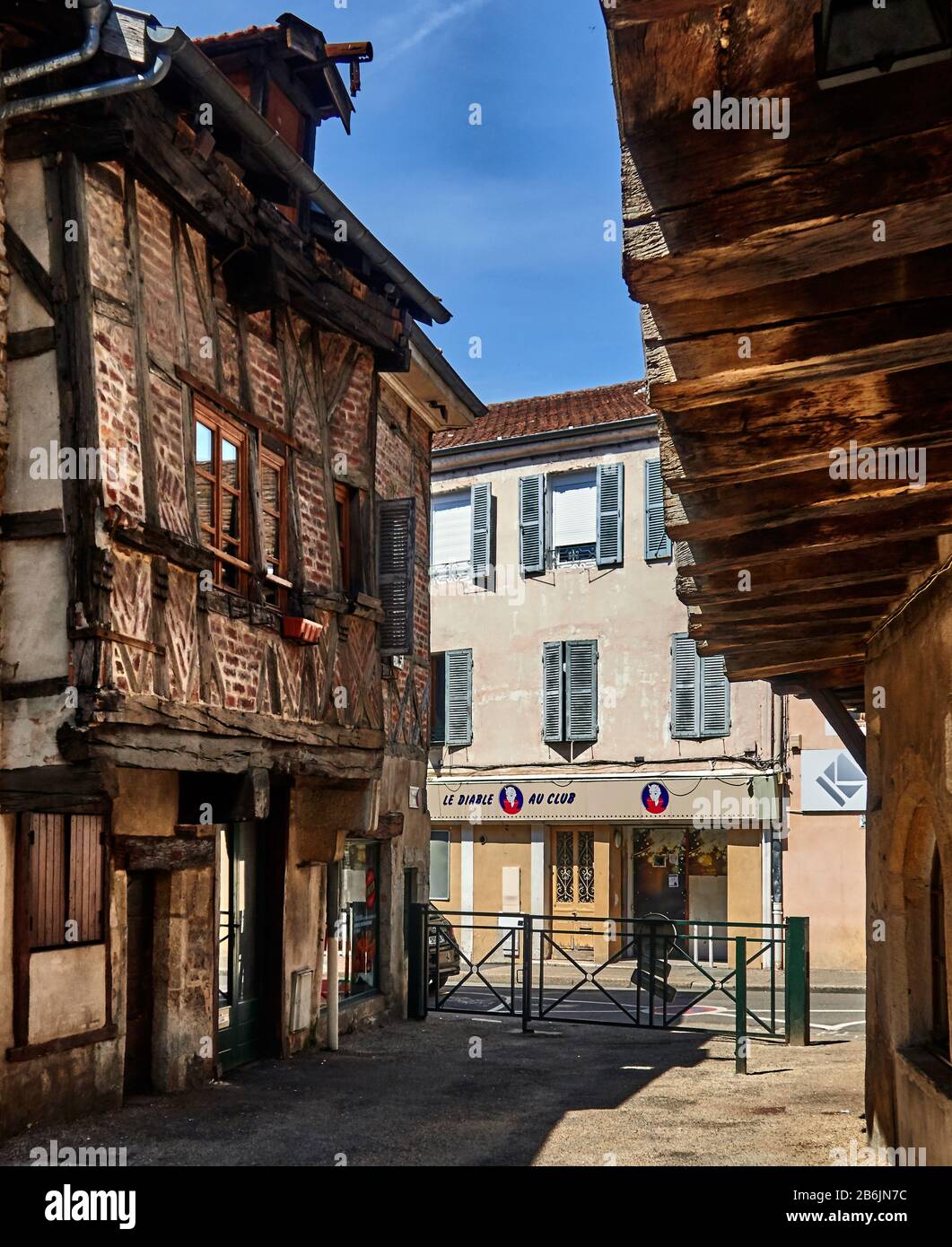 Francia, departamento de Ain, región de Auvernia - Ródano - Alpes. En el centro de la ciudad de Bourg-en-Bresse, en el callejón sin salida Littré una serie de hermosas casas antiguas de entramado de madera de la época medieval (siglo 15) Foto de stock