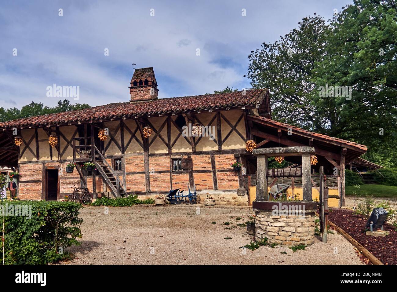 Francia, departamento de Ain, región de Auvernia - Ródano - Alpes. Casa de campo Ecomuseo en Saint-Etienne-du-Bois. Esta casa de entramado de madera construida en 1465 con el nombre de la Ferme des Mangettes fue salvada de la destrucción en 1983 e incorporada en el museo. Foto de stock