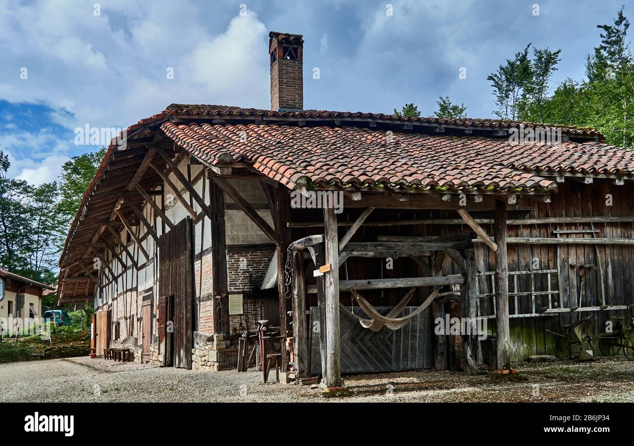 Francia, departamento de Ain, región de Auvernia - Ródano - Alpes. Ecomuseo Casa de campo en Saint-Etienne-du-Bois.esta antigua casa de campo de entramado de madera instalado en el museo. Foto de stock