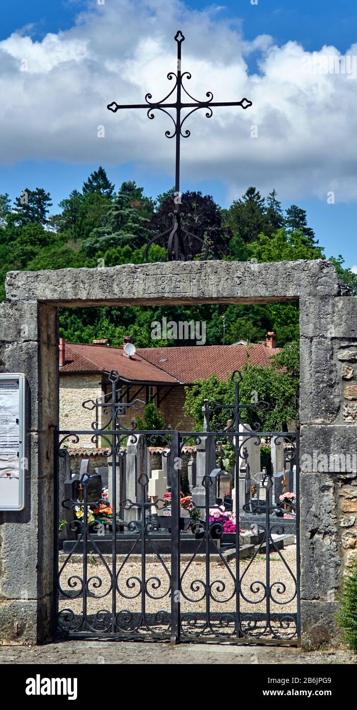 Francia, departamento de Ain, región de Auvernia - Ródano - Alpes. Meillonnas pueblo. En 1760, el Barón de Marron y su esposa los fundó la famosa fábrica de cerámica Meillonnas que hizo famoso el pueblo Foto de stock