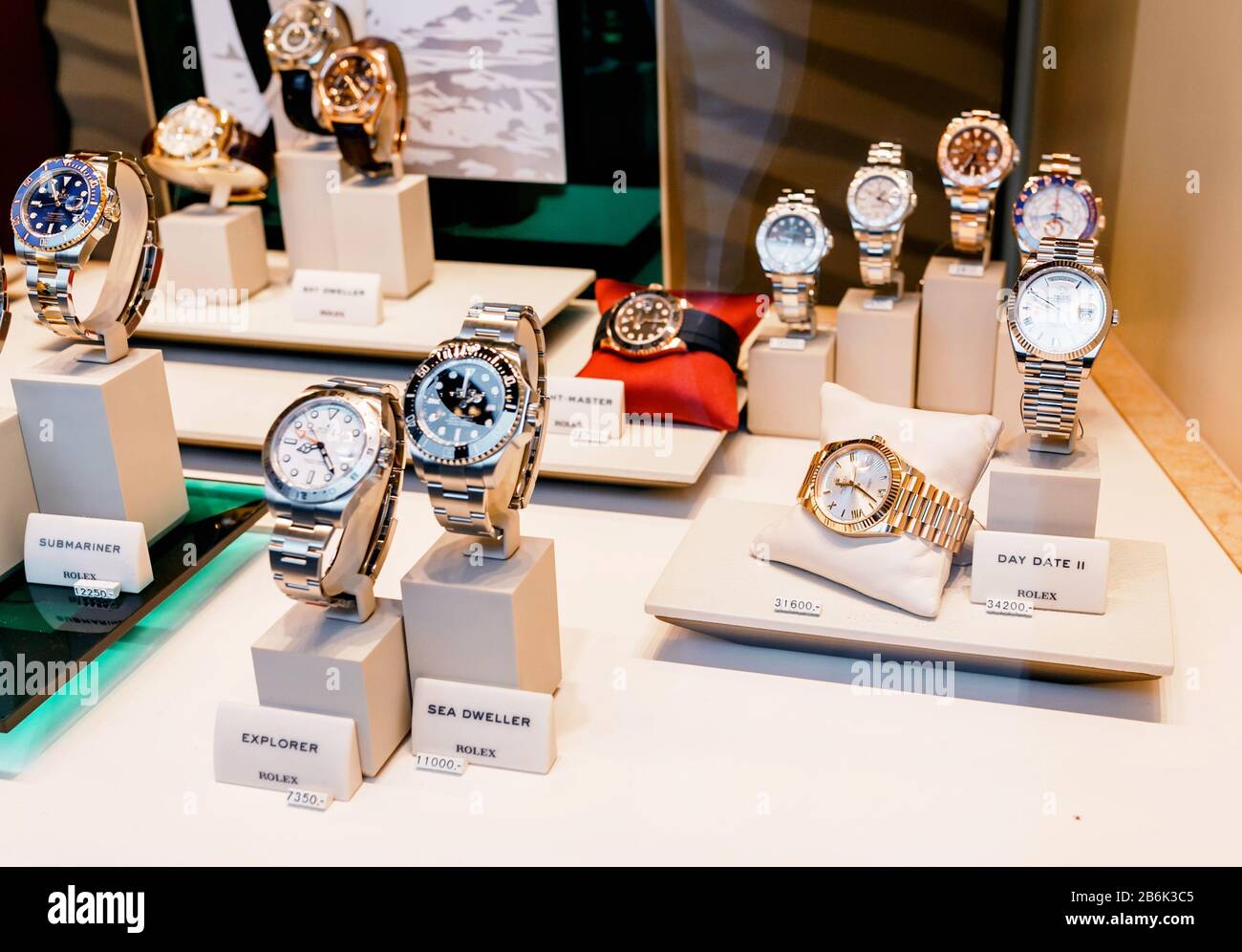 Dresden, ALEMANIA, 21 DE MARZO de 2017: Reloj de pulsera de lujo de la  empresa Rolex en el mostrador de la tienda con etiquetas de precio  Fotografía de stock - Alamy