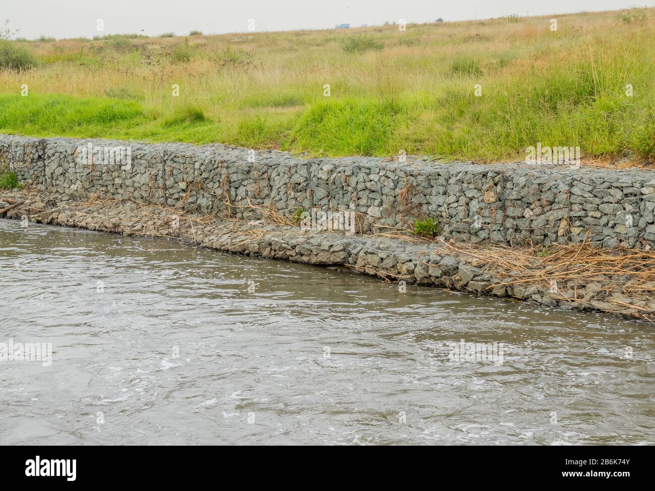 Muros de contención de gaviones para controlar la erosión y las