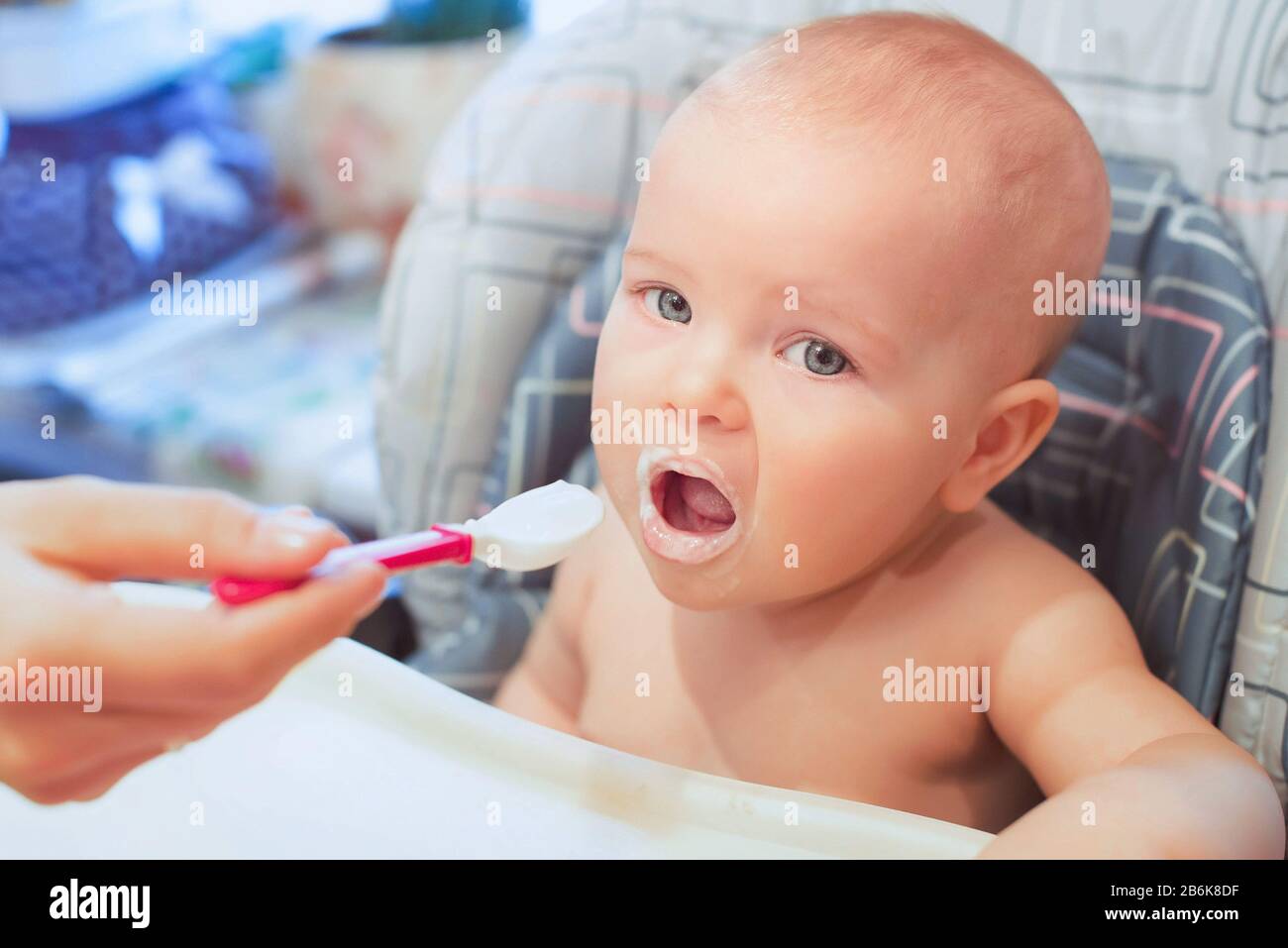 El bebé está comiendo su comida. Comida del bebé, fórmula, cuidado del bebé Foto de stock