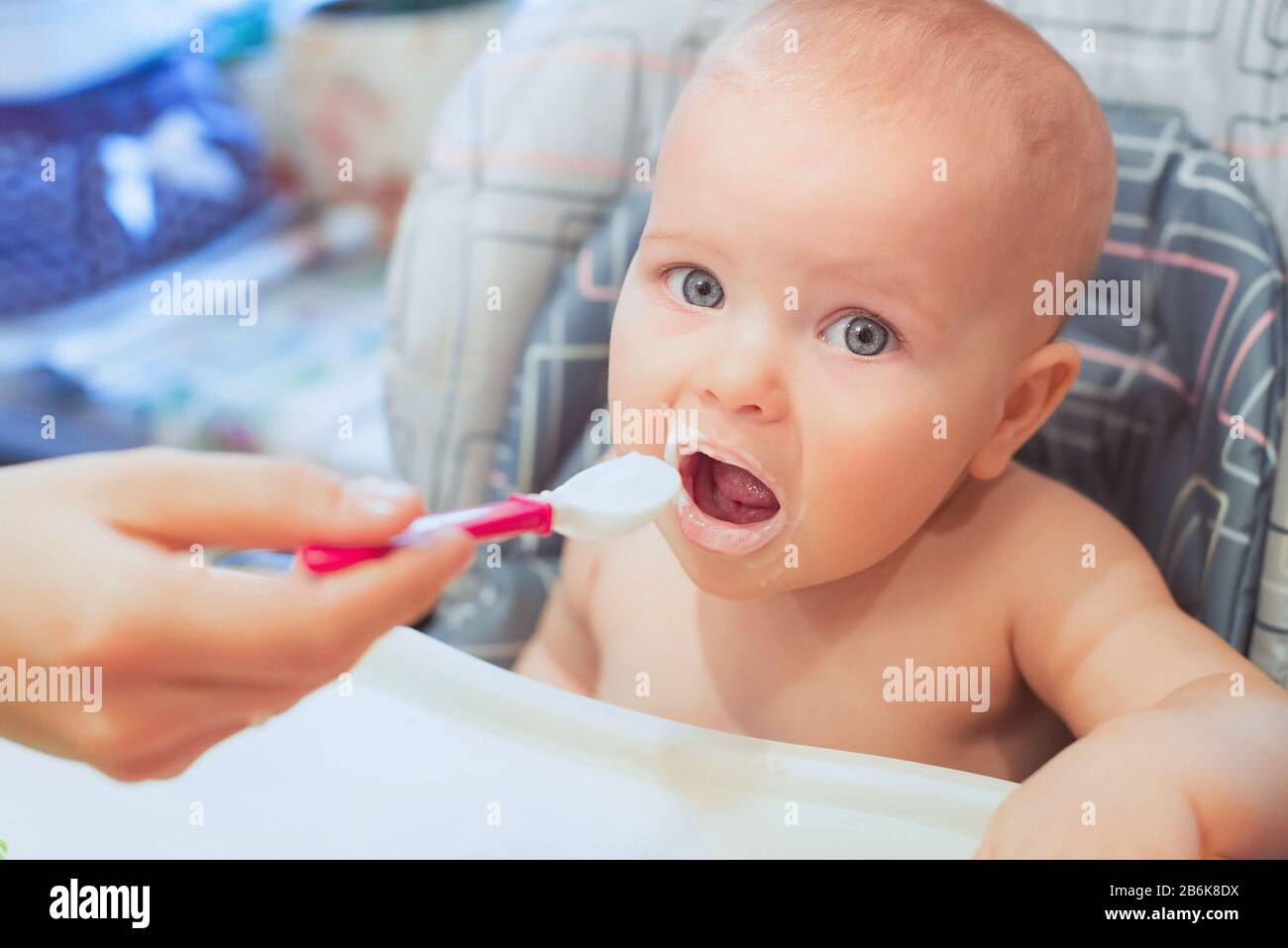 El bebé está comiendo su comida. Comida del bebé, fórmula, cuidado del bebé Foto de stock