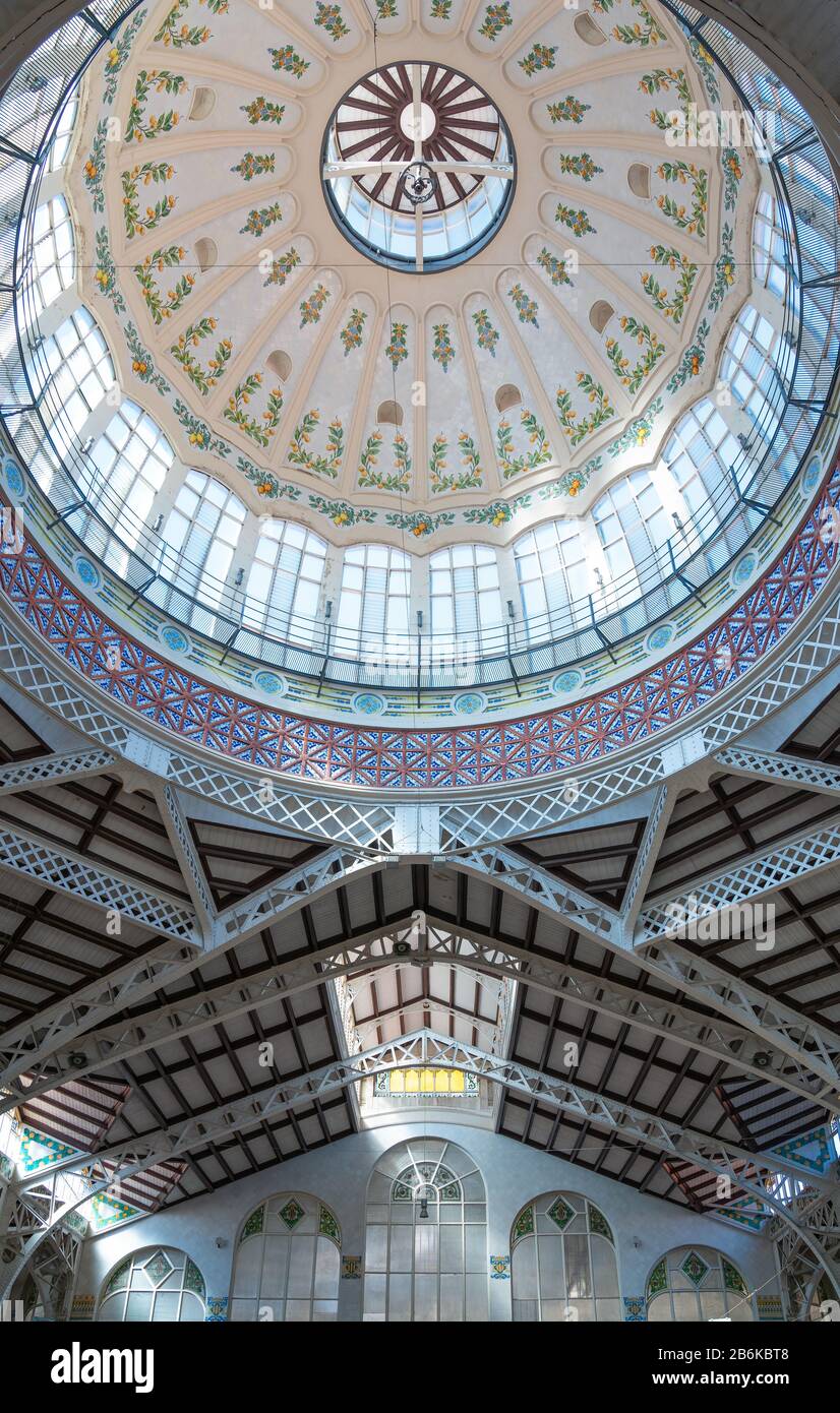 Valencia, España, el estilo tradicional de la arquitectura interna del mercado Central Foto de stock