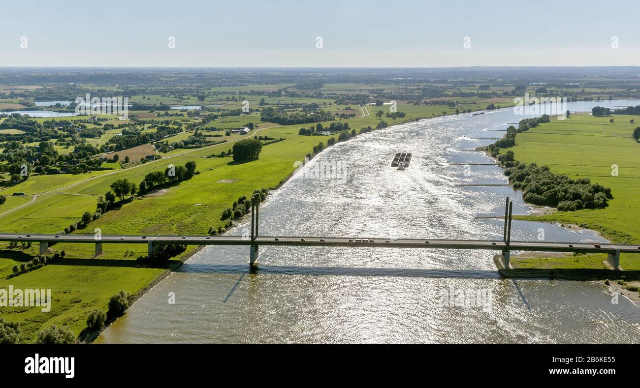 Puente Rheinbruecke Rees-Kalkar de la autopista federal 67 sobre el río Rin, vista aérea, 01.08.2013, Alemania, Renania del Norte-Westfalia, Bajo Rin, Rees Foto de stock