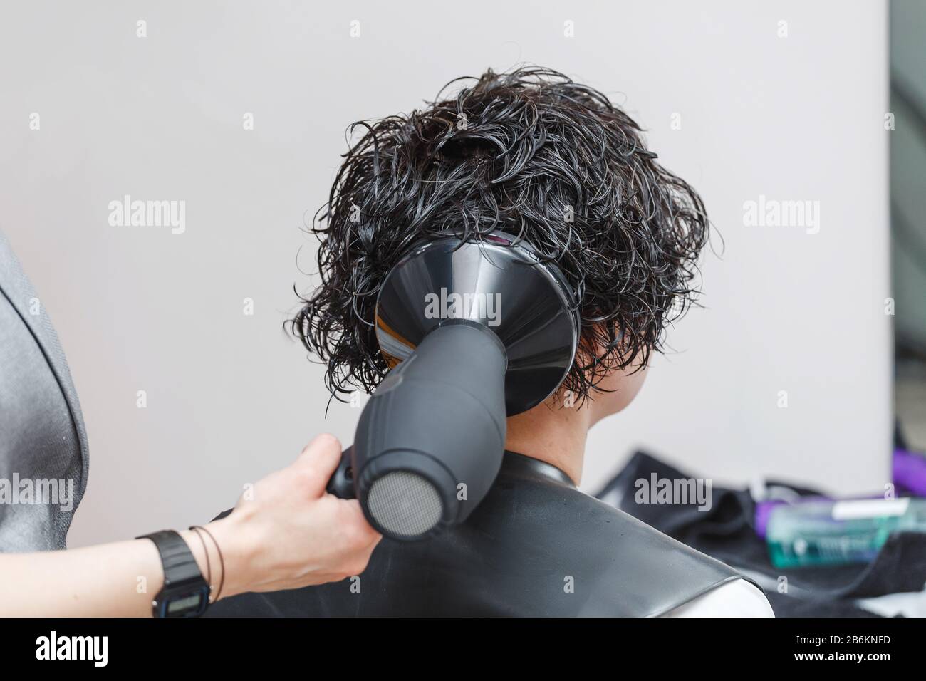 Peluquería secado pelo corto rizado con secador de pelo Fotografía de stock  - Alamy