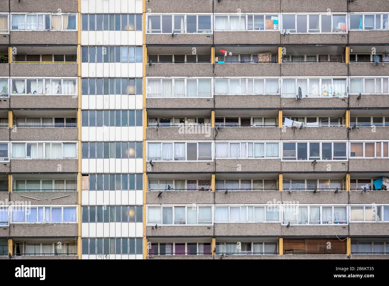 Fachada del edificio de la torre del consejo Aylesbury Estate alrededor de la zona de Walworth en el sudeste de Londres Foto de stock