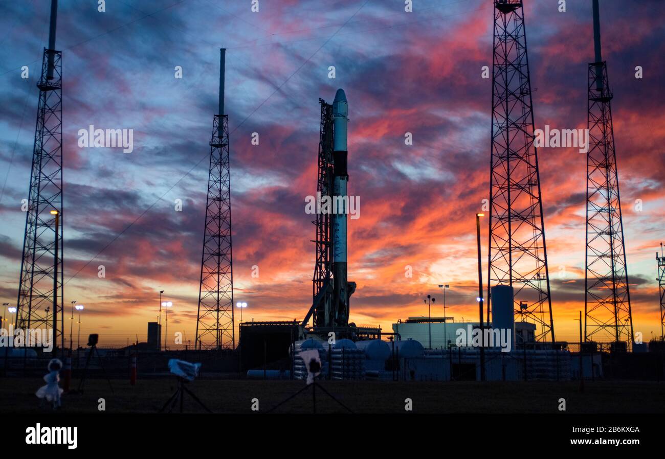 Un cohete SpaceX Falcon 9 está preparado para su lanzamiento durante la puesta de sol en El Complejo 40 Foto de stock