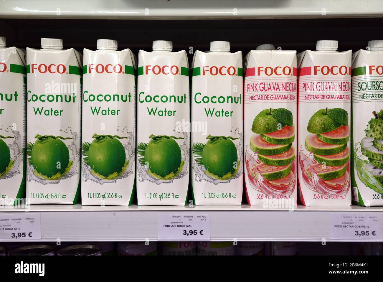 Cartones de agua de coco y jugo de guayaba rosa o néctar en el supermercado chino o asiático Foto de stock