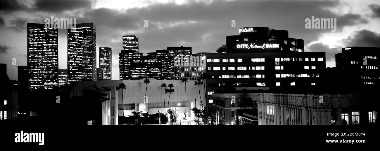Edificio iluminado por la noche en una ciudad, Century City, Beverly Hills, Ciudad de los Ángeles, California, Estados Unidos Foto de stock
