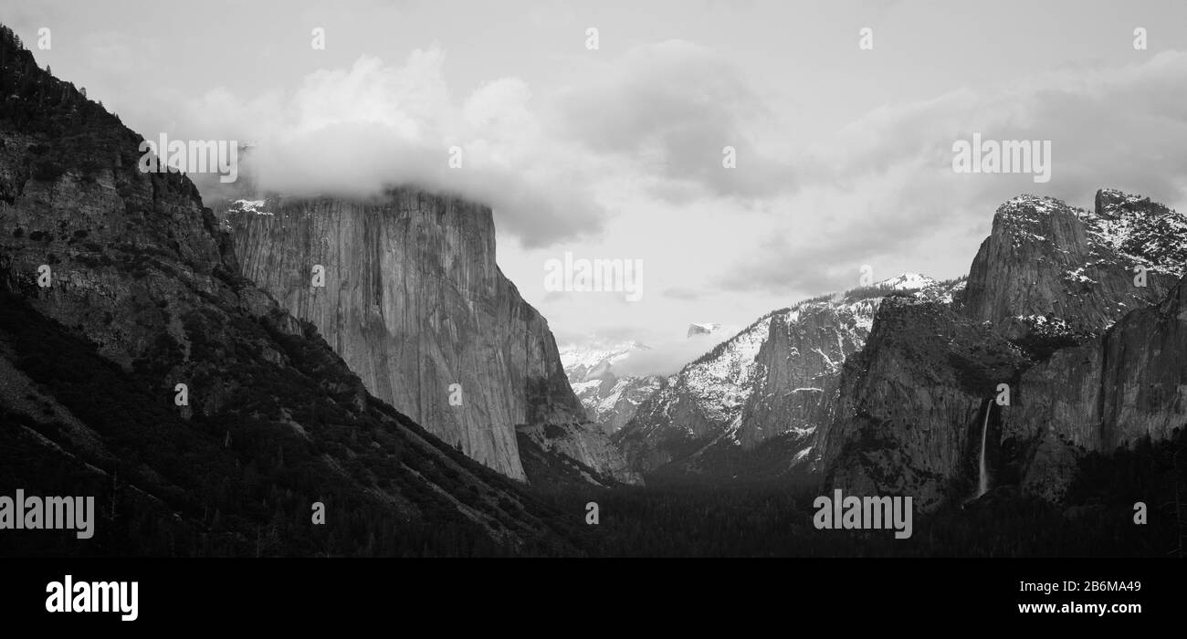 Nubes sobre montañas, Parque Nacional Yosemite, California, Estados Unidos Foto de stock