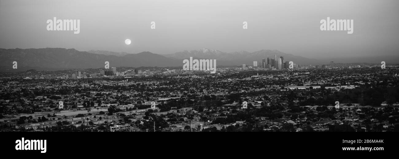 Edificios En Una Ciudad, Hollywood, Montañas San Gabriel, Ciudad De Los Angeles, Condado De Los Angeles, California, Estados Unidos Foto de stock