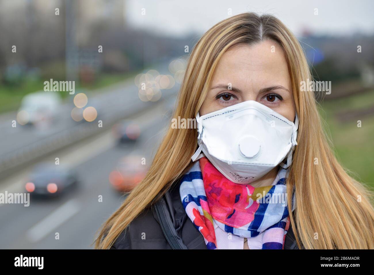 Epidemia de coronavirus, mujer que lleva una máscara en la calle de la ciudad como el número de casos de virus Covid 19 en toda Europa sigue creciendo, Belgrado, Serbia Foto de stock