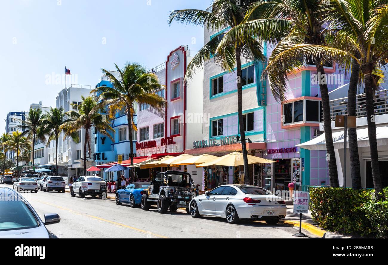 Una fila de hoteles de estilo Art Deco junto a Ocean Drive, South Beach, Miami Beach, Florida, Estados Unidos. Foto de stock