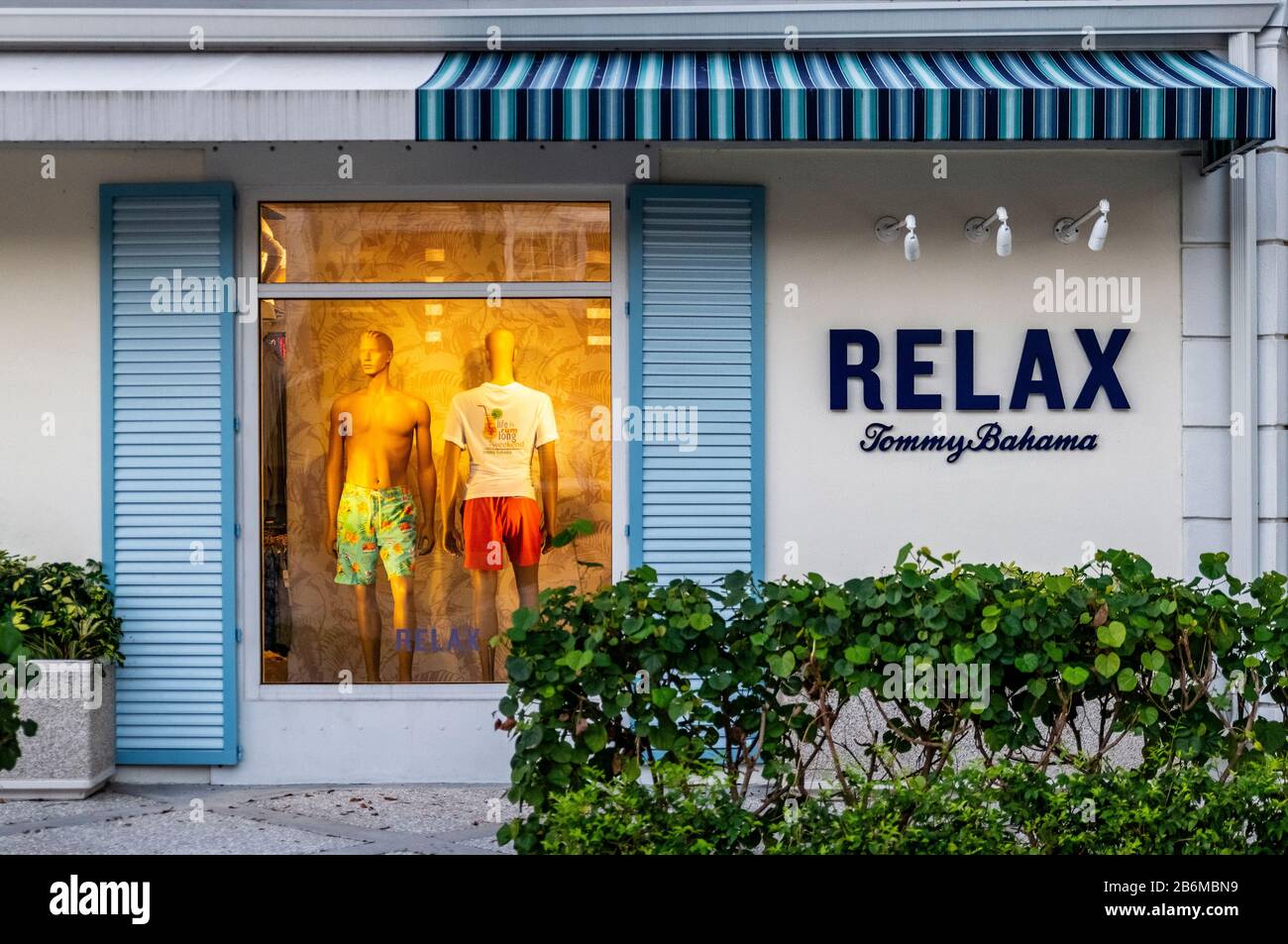 Una tienda Tommy Bahama en la ciudad de Nápoles. Foto de stock
