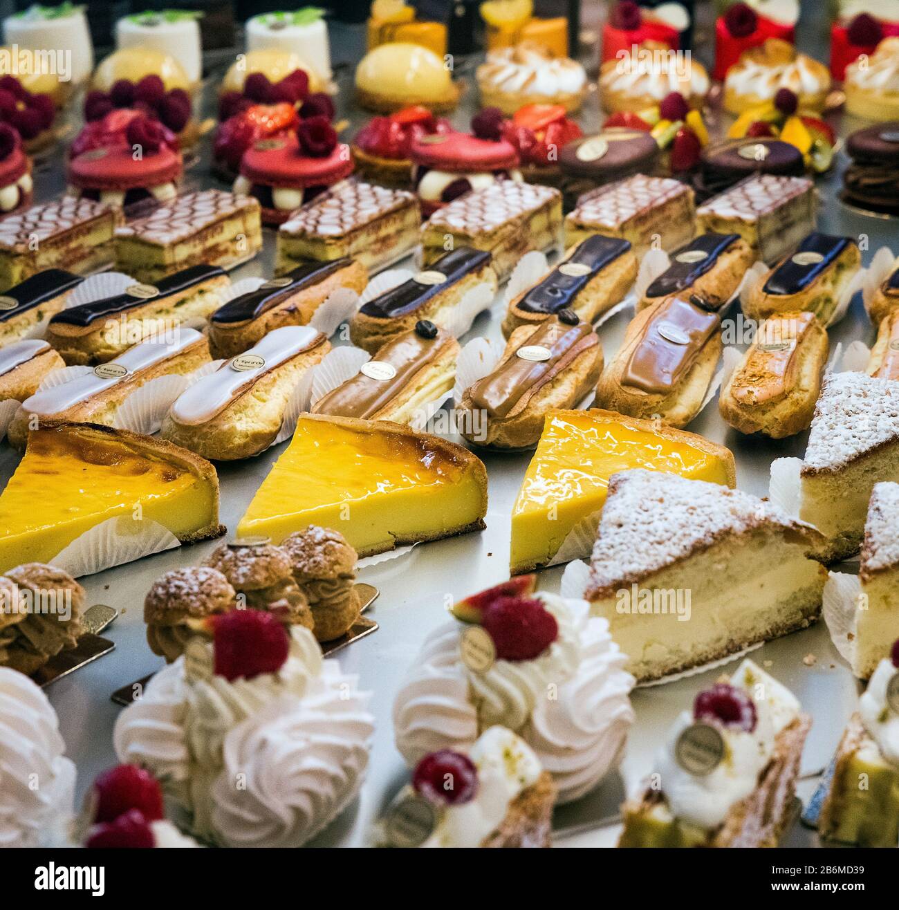 Dulces que se exhiben en una tienda de pasterio francés. Foto de stock