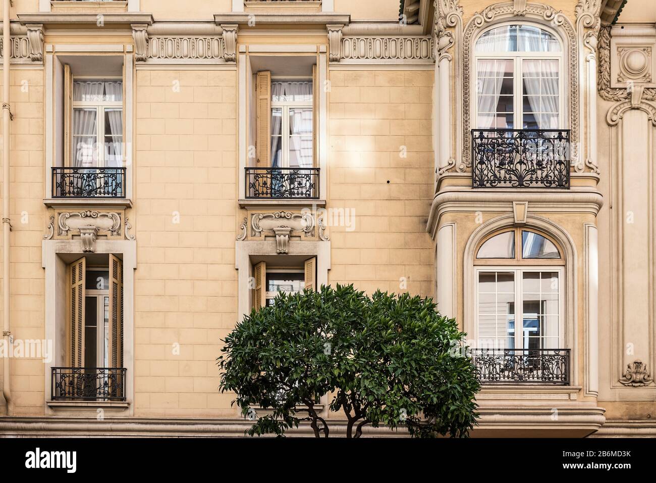 Detalle de edificio de apartamentos en el distrito de la Condamine de Mónaco. Foto de stock