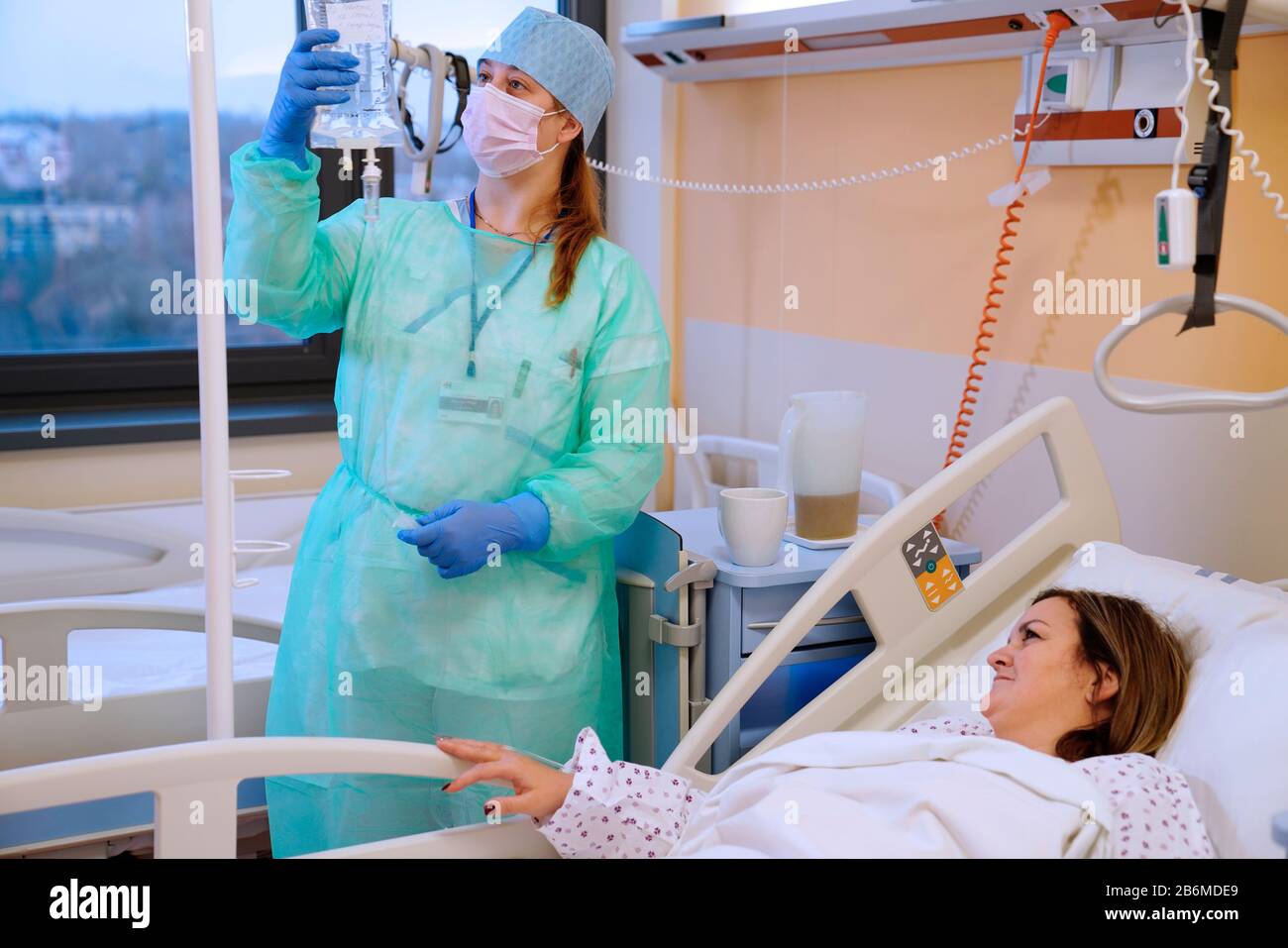 Enfermero en la sala de infecciosos en el hospital que retiene la infusión, Karlovy Vary, República Checa, Europa Foto de stock