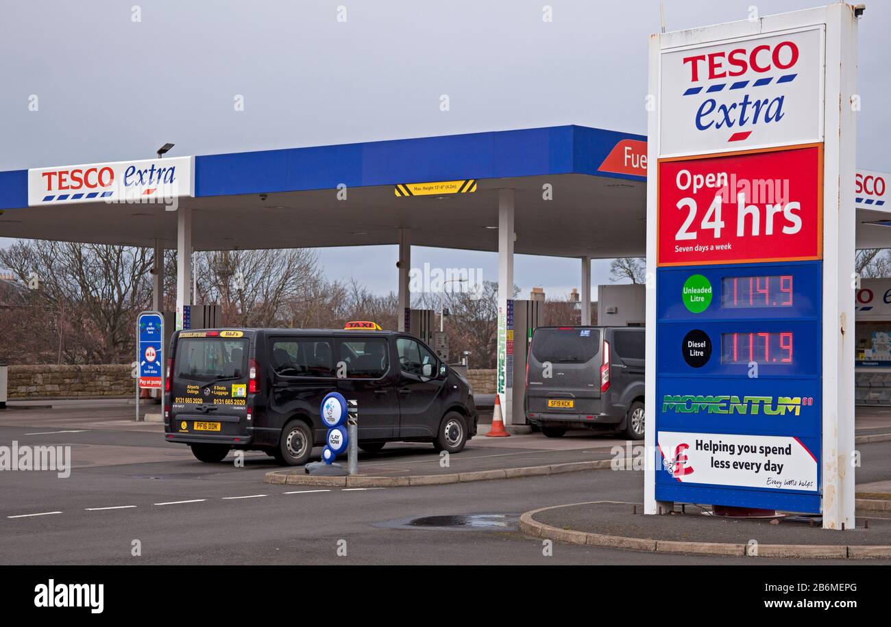 Edimburgo, Escocia, Reino Unido. 11 Mar 2020. En el presupuesto actual, los derechos de combustible se han congelado por undécimo año consecutivo, lo que significa que el derecho -aplicado además del IVA- se mantendrá en 57,95 peniques por litro para la gasolina y el gasóleo. Los conductores escoceses se llenaron de gasolina y diesel en el supermercado Tesco mientras se benefician de la reducción en los precios del combustible en el Reino Unido. Foto de stock