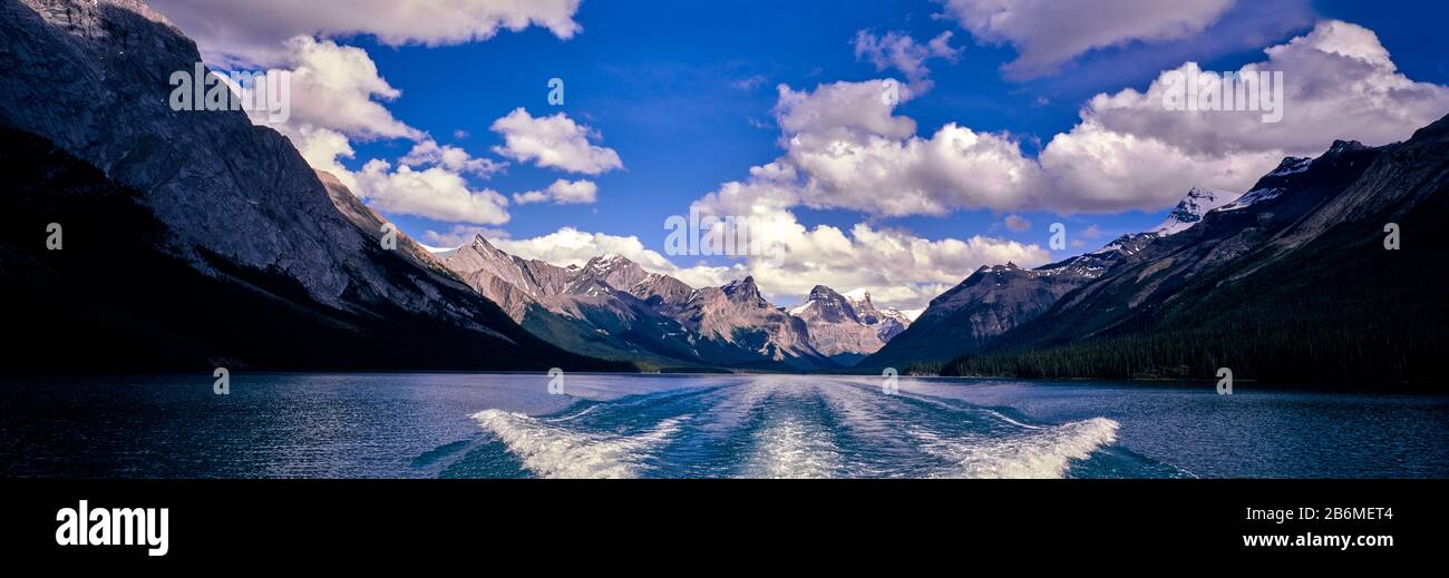 Vista del barco despertar en el lago y las montañas detrás, Banff National Park, Alberta, Canadá Foto de stock