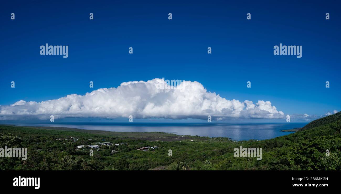 Vista del mar y la nube en el cielo, South Kona, Hawaii, Estados Unidos Foto de stock
