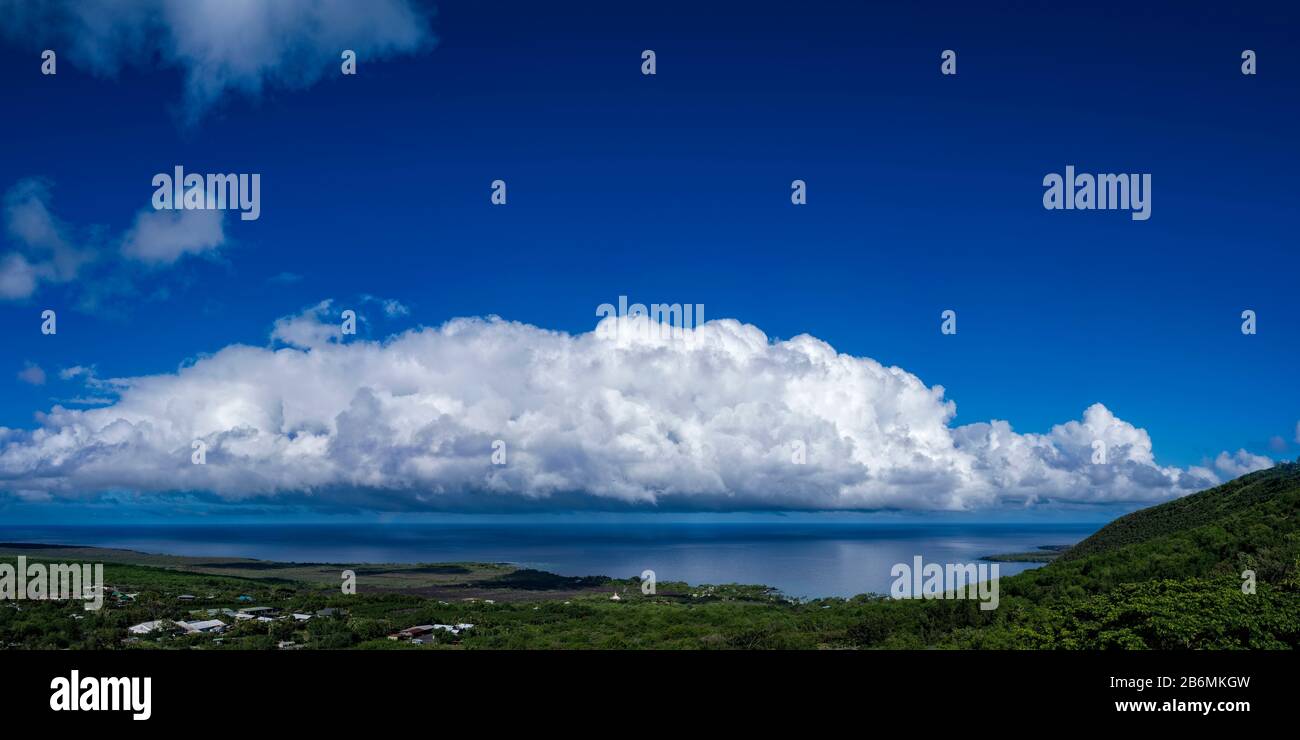 Vista del mar y la nube en el cielo, South Kona, Hawaii, Estados Unidos Foto de stock