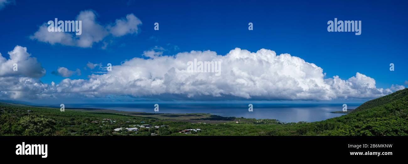 Vista del mar y la nube en el cielo, South Kona, Hawaii, Estados Unidos Foto de stock