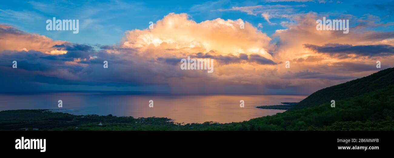 Vista de la puesta de sol sobre el mar, Kealakekua Bay, Hawaii Island, Hawaii, Estados Unidos Foto de stock