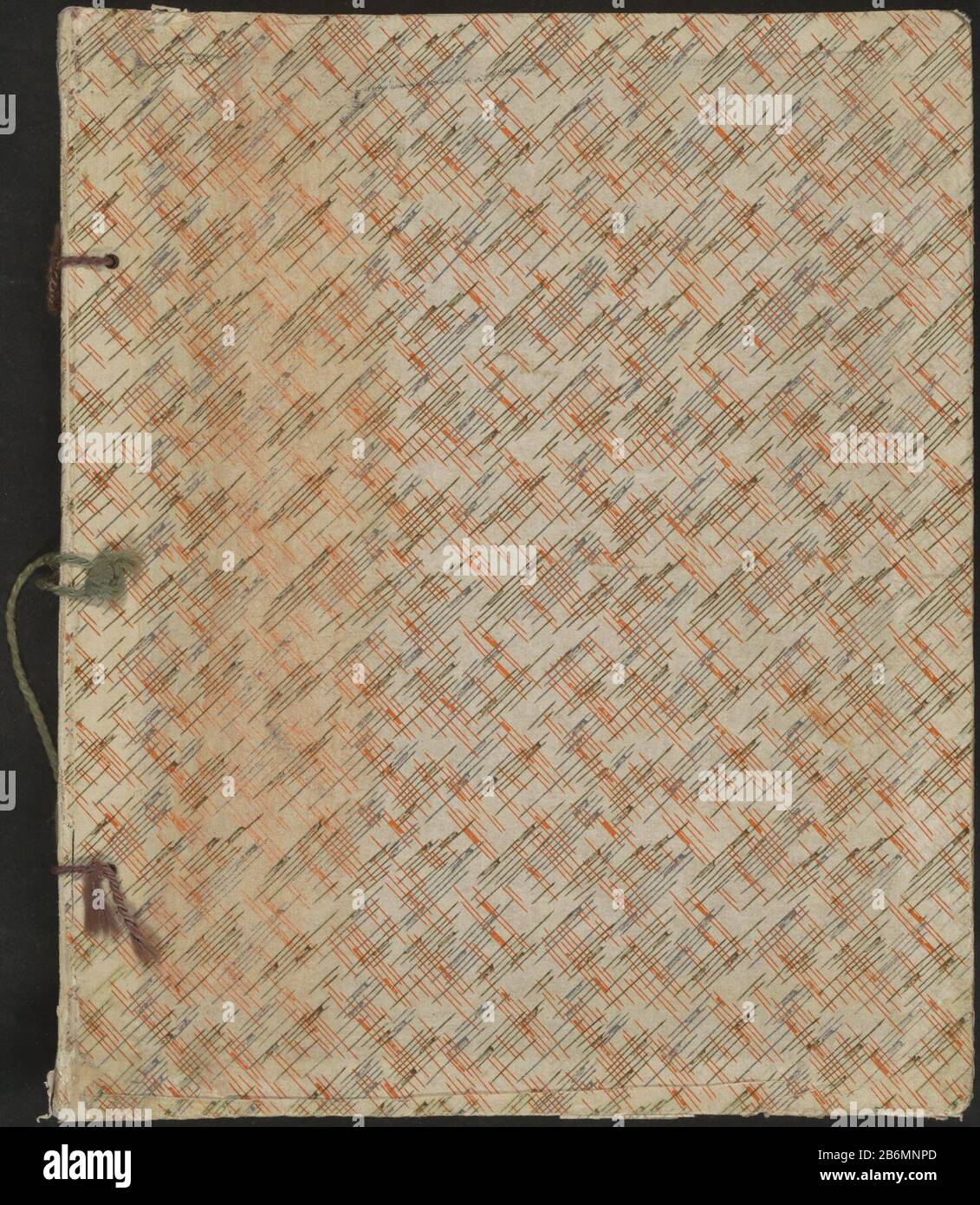 Fotoalbum van de familie Petri álbum de fotos en una envoltura de lino  cubierta con papel con un patrón geométrico de líneas naranja y marrón. El  álbum contiene 47 hojas de papel